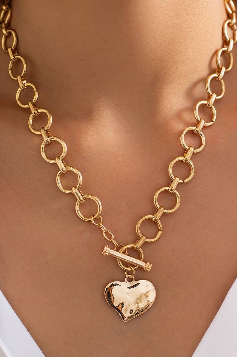 NOTABLE HAMMERED HEART FRONT TOGGLE NECKLACE | GOLD
