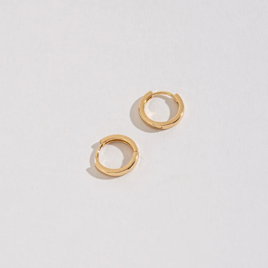 MEDIUM HUGGIE HOOP EARRINGS