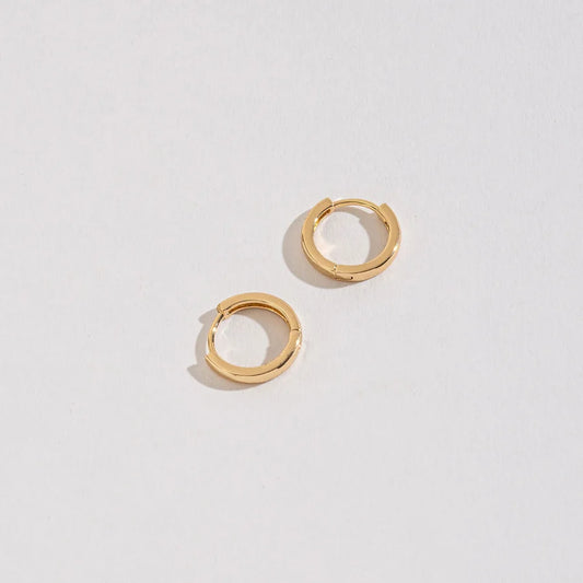 MEDIUM HUGGIE HOOP EARRINGS