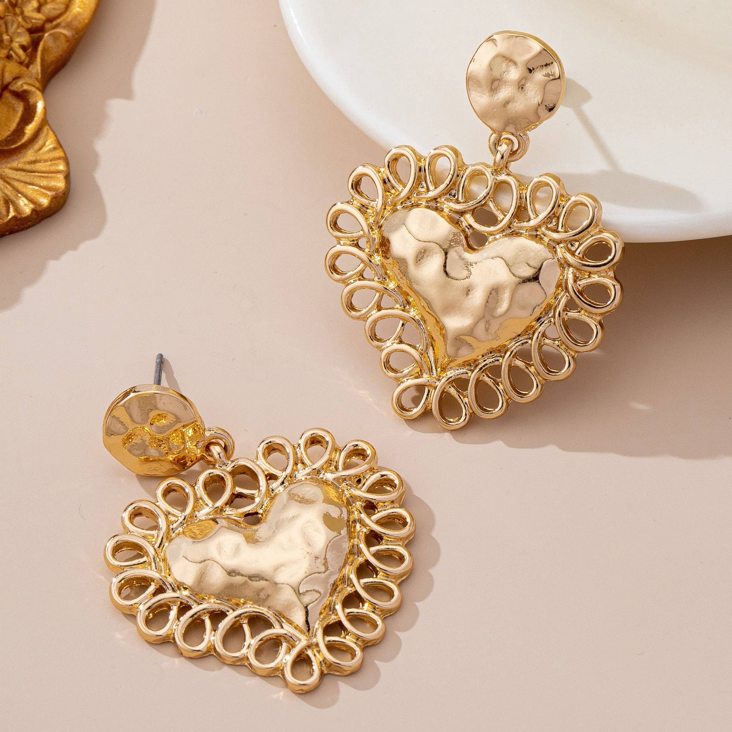 Ornate Hammered Heart Drop Earrings | 80E61656: GOLD