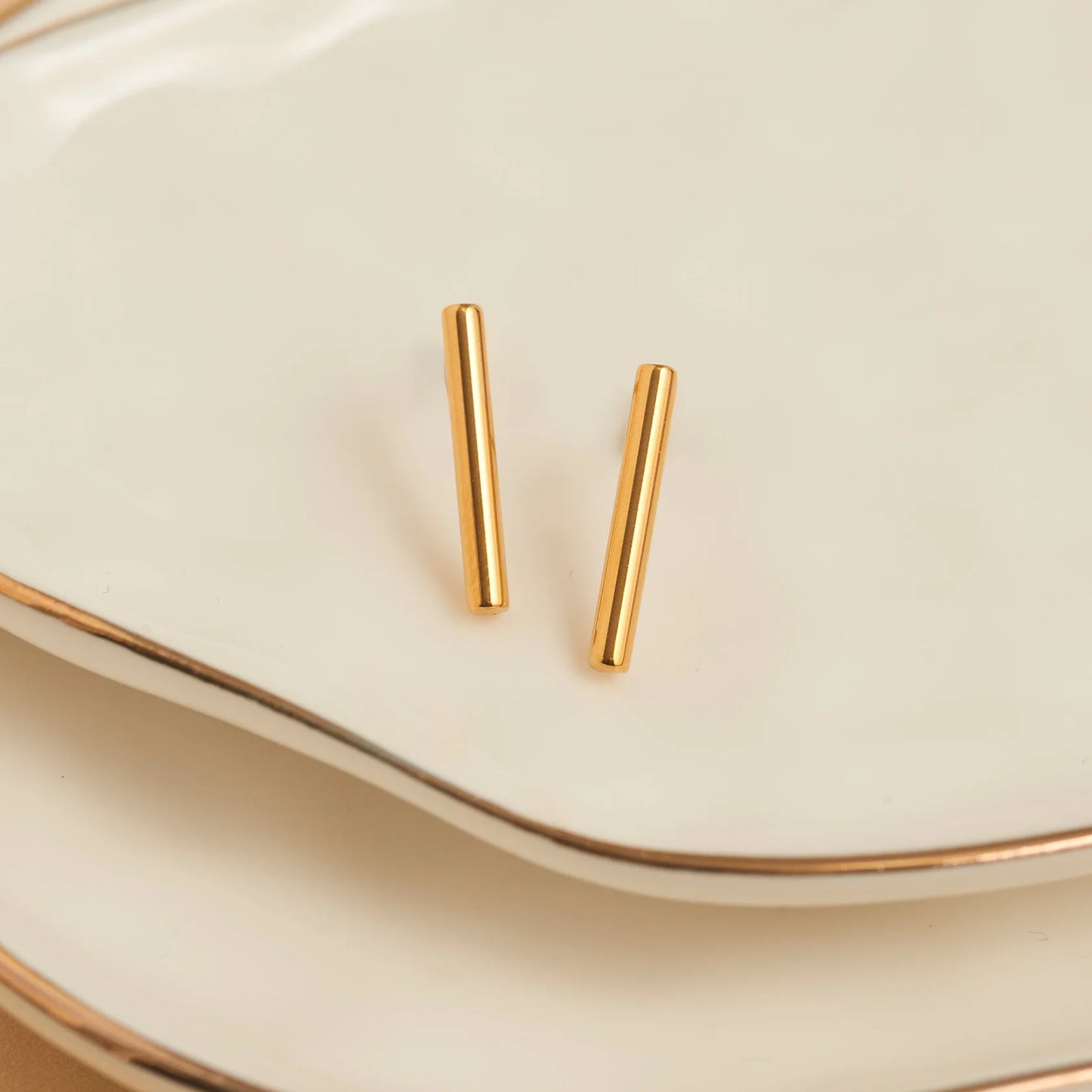 Gold round Bar stud