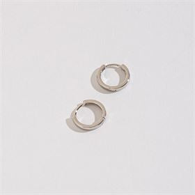MEDIUM HUGGIE HOOP EARRINGS